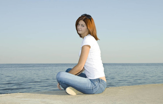 年輕女性望著大海