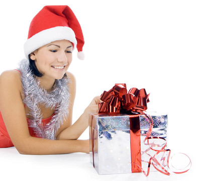 Santa女士戴著Santa帽子展示禮物。