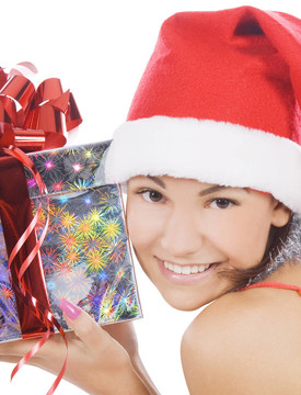 Santa女士戴著Santa帽子展示禮物。
