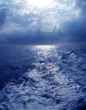 蔚蓝的大海在风暴的戏剧性的天空