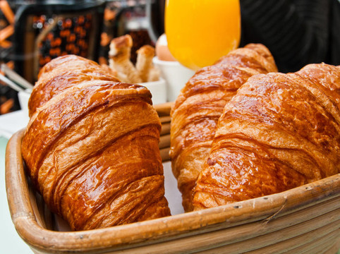 餐桌上的美味新鮮的croissan！
