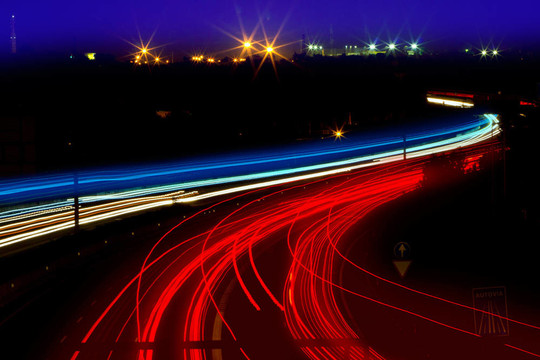 夜間道路上紅色和白色的汽車輕徑