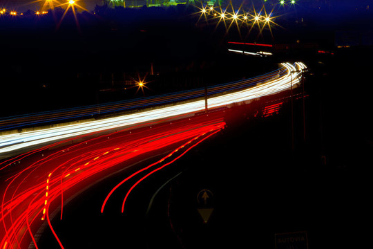 夜間道路上紅色和白色的汽車輕徑