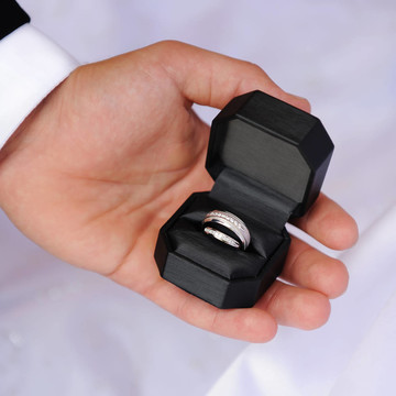 手上的兩個結(jié)婚戒指