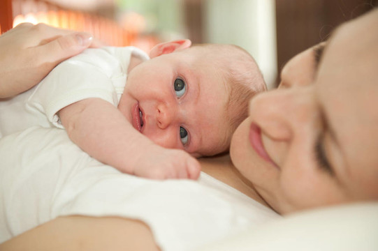 母親與嬰兒的女兒