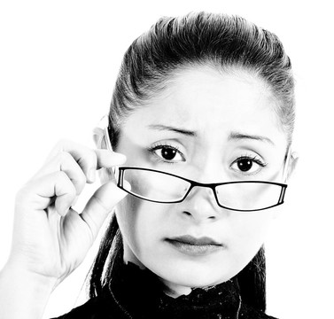 擔(dān)心又聰明的戴眼鏡的女人