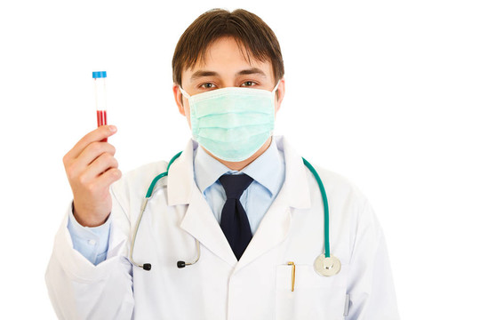 戴口罩的醫(yī)生在手上拿著血樣在白色上孤立
