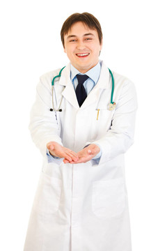 微笑的醫(yī)生在空白的手上呈現(xiàn)白色的東西