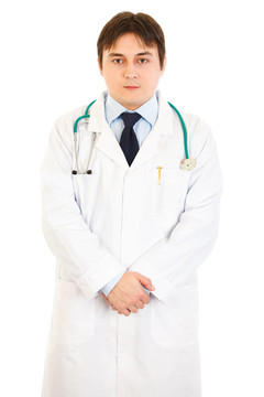 用聽診器孤立在白色制服自信的醫(yī)生