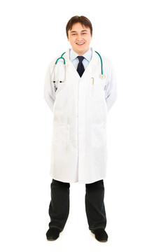 微笑的醫(yī)生在聽診器上分離的白色制服
