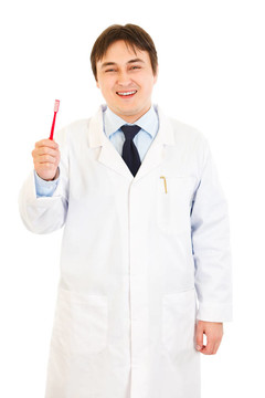 面帶微笑的牙醫(yī)手拿牙刷在白色上孤立