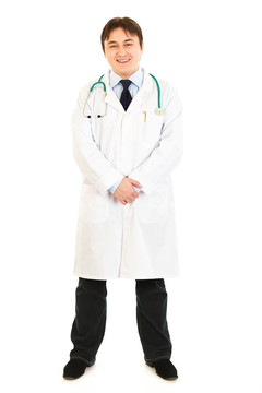 微笑的醫(yī)生在聽診器上分離的白色制服