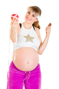 蘋果還是巧克力？孕婦選擇健康的生活方式孤立在白色。