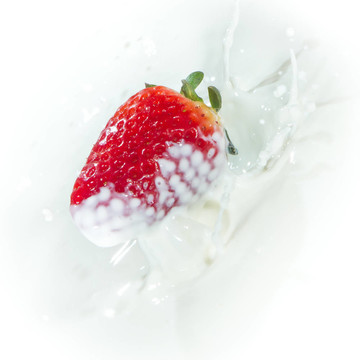 草莓濺到牛奶
