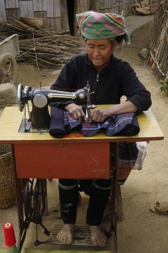 黑苗族婦女縫紉機(jī)