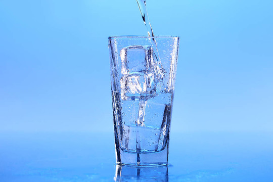 冰晶清澈的水