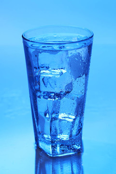 冰晶清澈的水