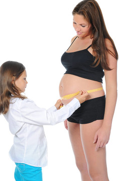 懷孕的女人和她的女兒