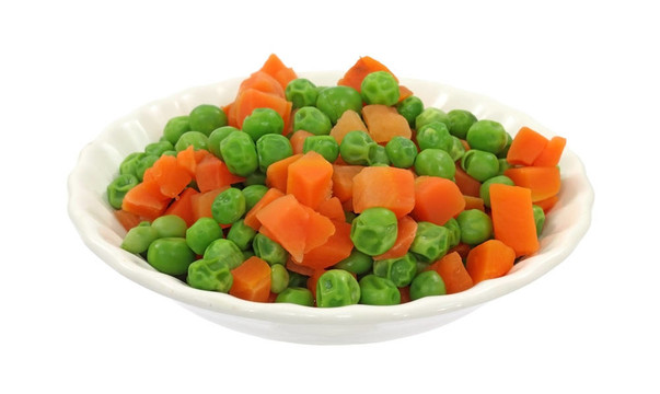 在白色盤子里的豌豆和胡蘿卜