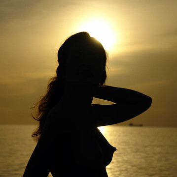 海灘上的年輕女人