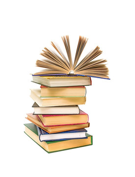 在白色背景上的一堆書上打開書