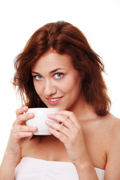 年輕的女人正在喝她的茶/咖啡