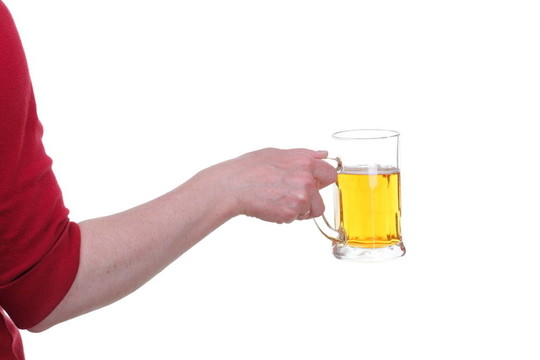 手拿著一杯啤酒