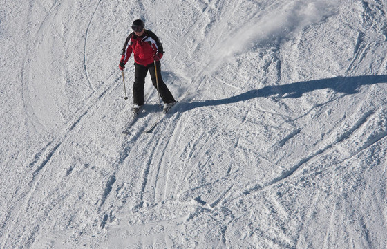 這個人在一個滑雪勝地滑雪
