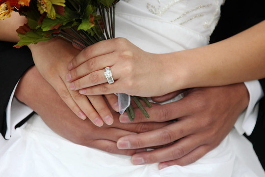 美麗幸福的新婚夫婦在他們結(jié)婚的那天