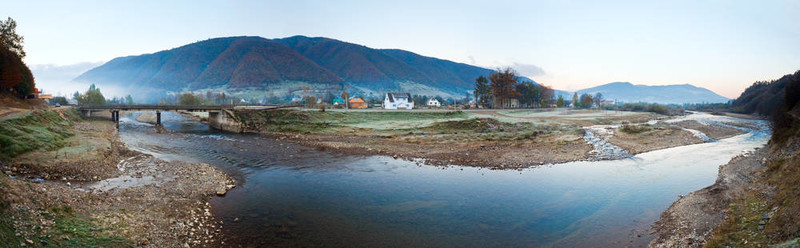 秋霧晨山村