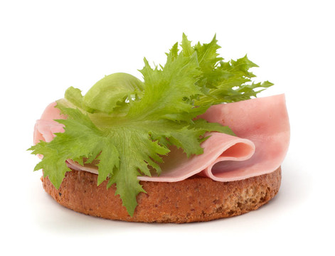 健康三明治配蔬菜和煙熏火腿