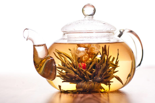 玻璃茶壺中的綠茶