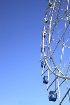 藍(lán)色天空中的費里斯輪