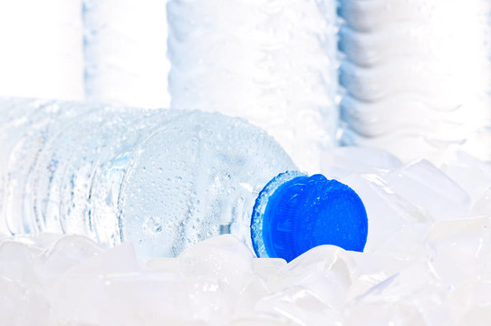 冰上礦泉水瓶