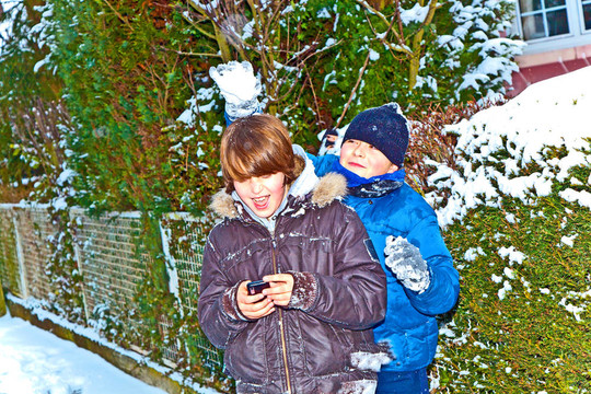 男孩在雪地里玩的很開心