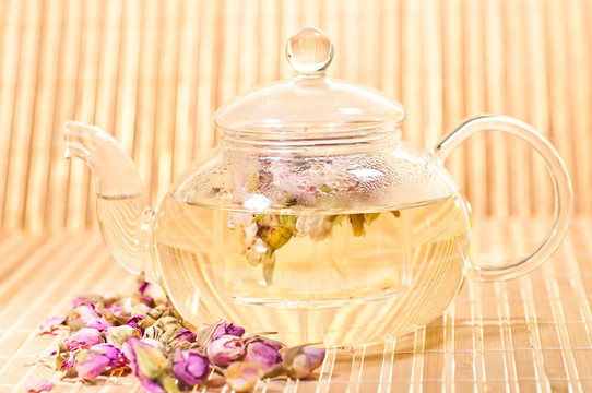 在一個(gè)玻璃茶壺中的粉紅玫瑰茶