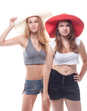 兩個(gè)女孩在夏天的帽子