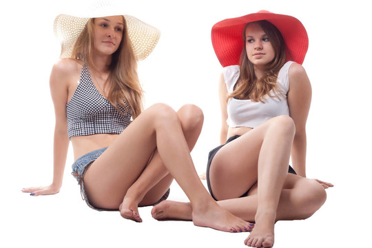 兩個(gè)女孩在夏天的帽子