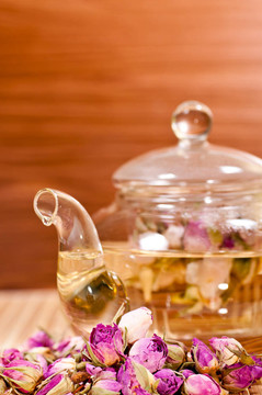 粉紅色玫瑰茶在玻璃茶壺關(guān)閉