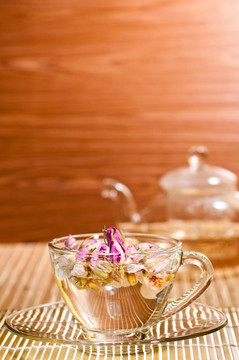 玫瑰花茶在玻璃茶杯特寫