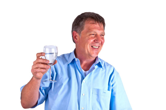 口渴的人喝著酒杯
