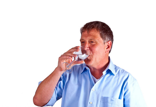 口渴的人喝著酒杯