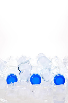 冰上的三個(gè)礦泉水瓶