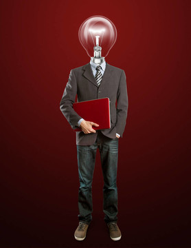 男子在西裝與燈和筆記本電腦在他的手中