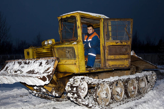 拖拉機在夜間清除雪