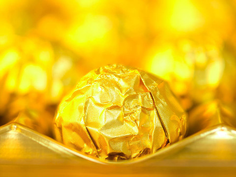 靠近黃金包裝的糖果