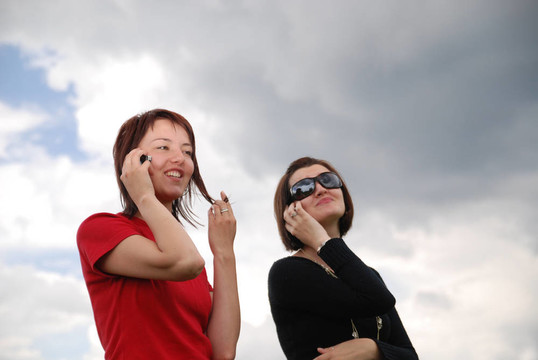 帶手機(jī)的女孩