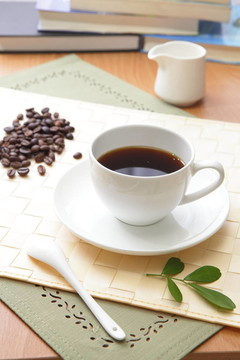 咖啡豆和绿叶热咖啡