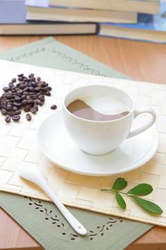 咖啡豆和绿叶热咖啡