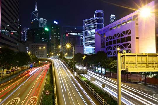 夜間在市中心的交通